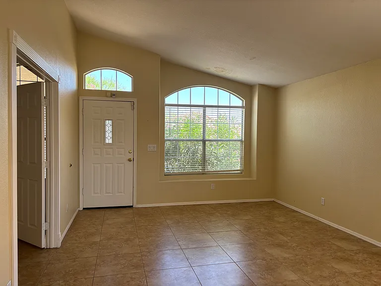 1289 W Maria Ln — Photo 2