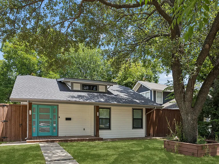 710 N Madison Ave — Photo 2