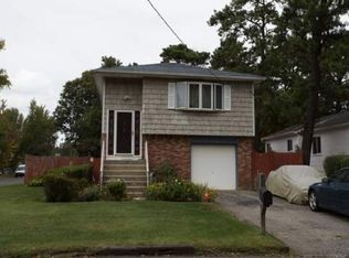 559 Lakeway Dr, West Babylon, NY 11704
