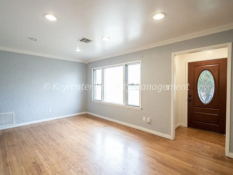 1622 W Britton Rd — Photo 2