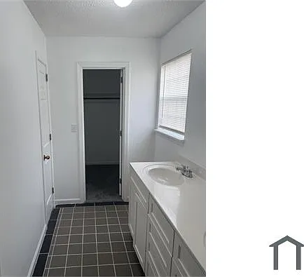 3 bed, 1300 sqft, $1,401 — Photo 2