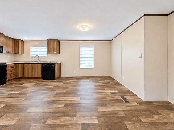 5th image of 207 E Alfred St