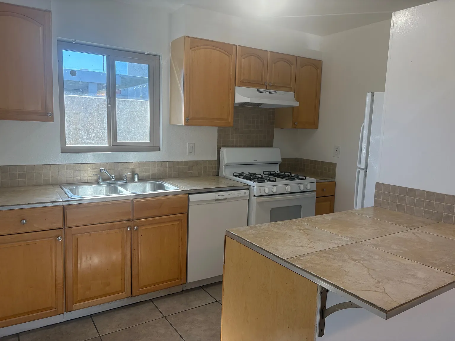 2 bed, 925 sqft, $1,825 — Photo 2