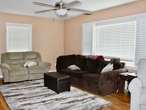 4th image of 129 4th St NE