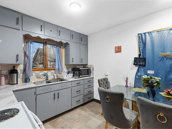5th image of 621 S Garden St