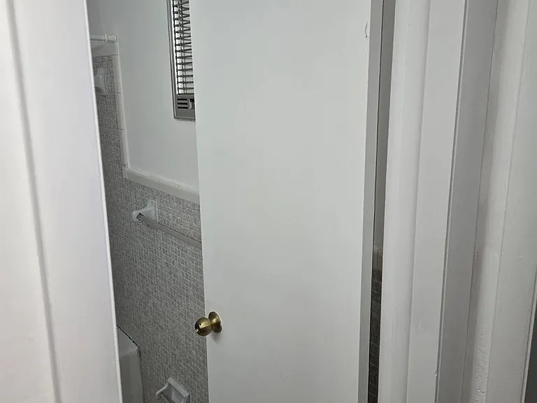 230 SW 11th Ave #17 — Photo 14