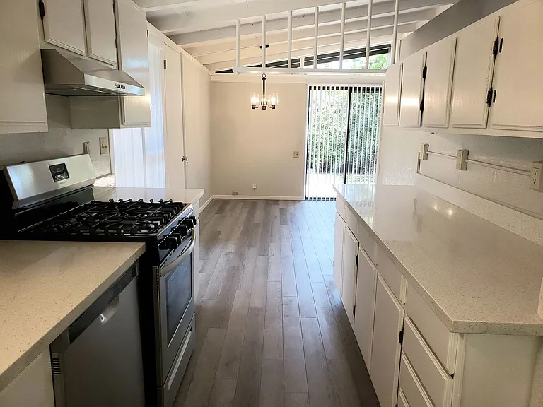 10400 Johnson Ave — Photo 6