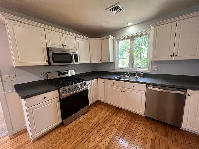 2 Grove St #B — Photo 10