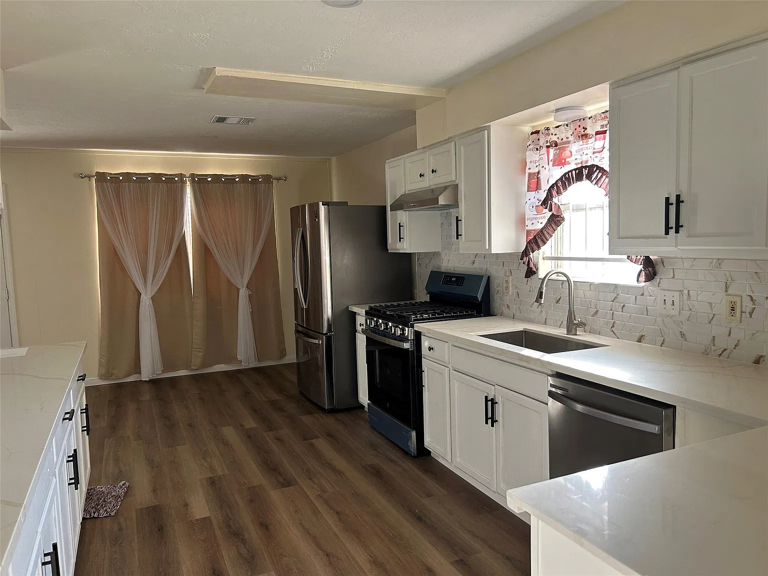4 bed, 2.0 bath, 2312 sqft, $2,400 — Photo 3