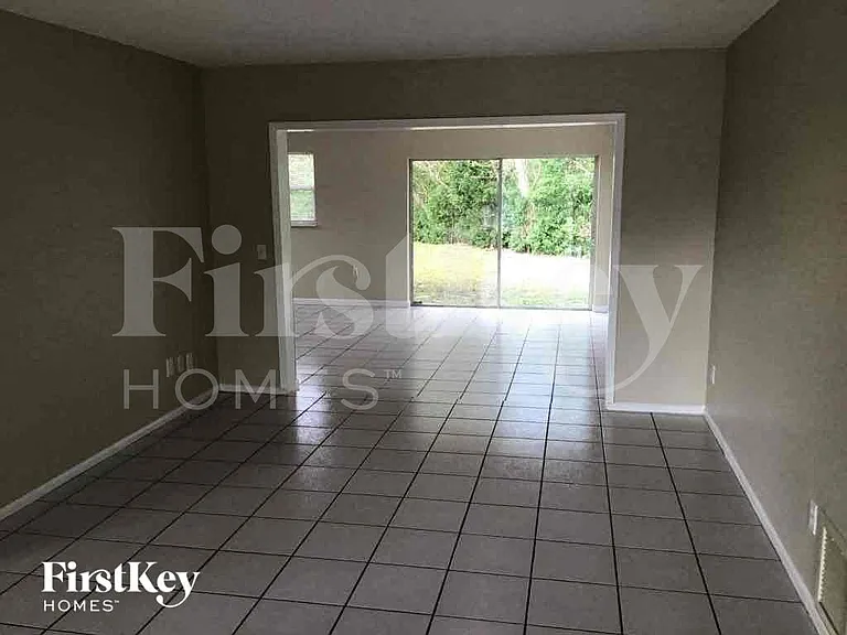 613 Brittany Ct — Photo 6