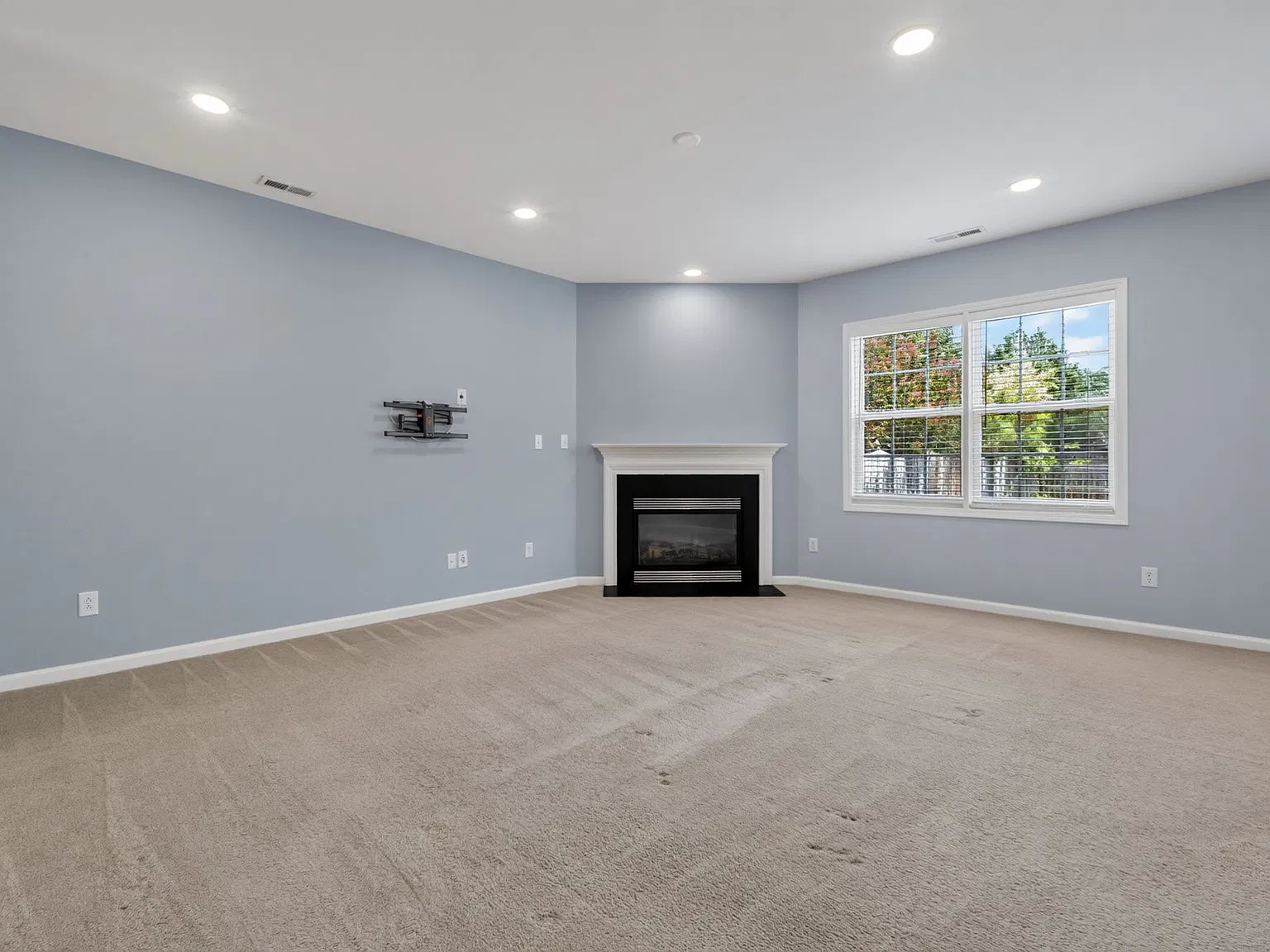 3 bed, 2300 sqft, $2,495 — Photo 2
