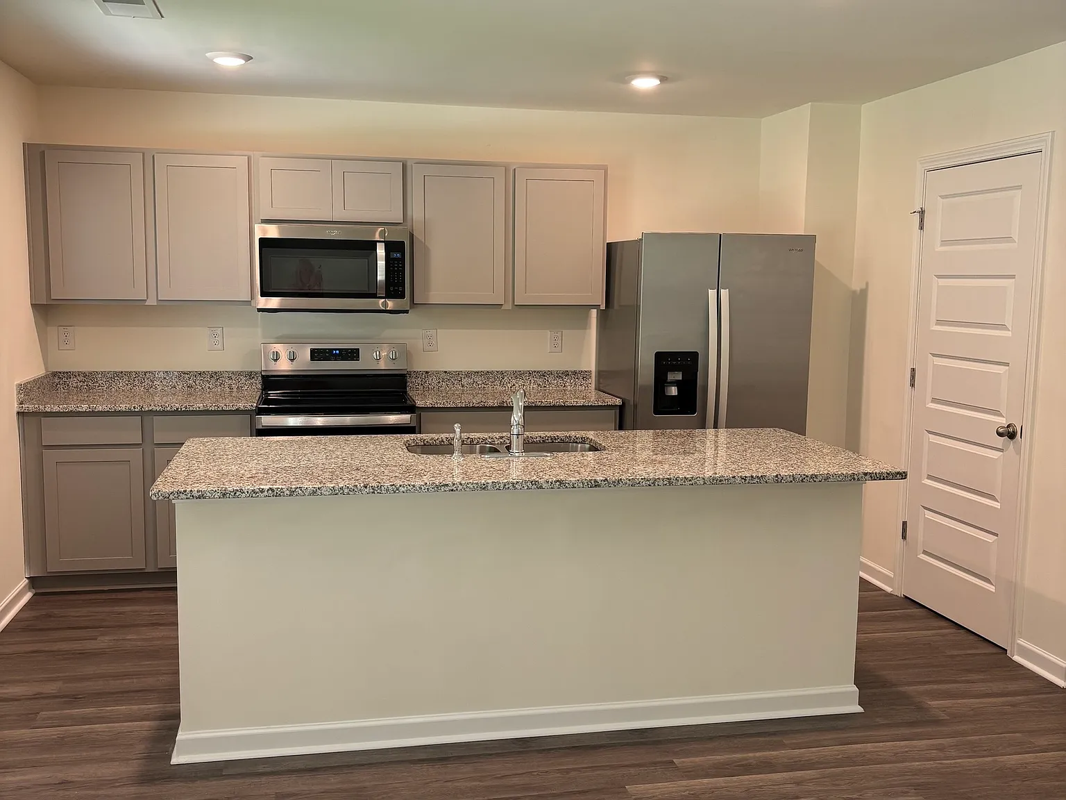 4 bed, 2.5 bath, 1991 sqft, $2,349 — Photo 2