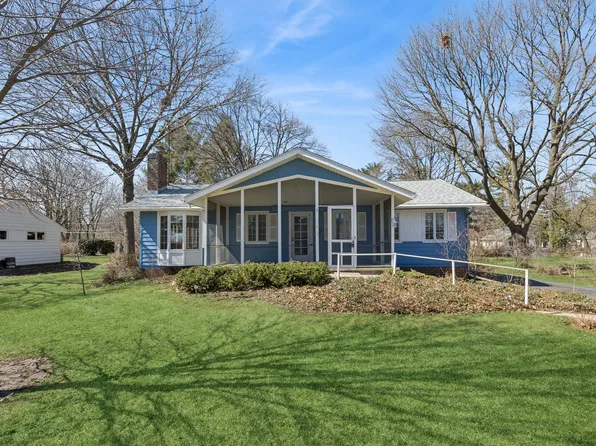 452 Lakeside Rd, Crystal Lake, IL 60014