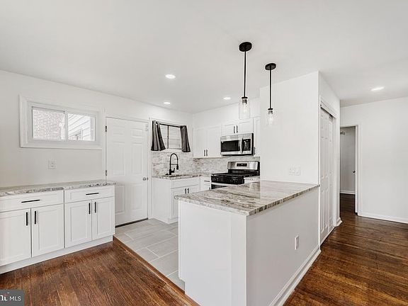 5th image of 2403 Hermosa Ave