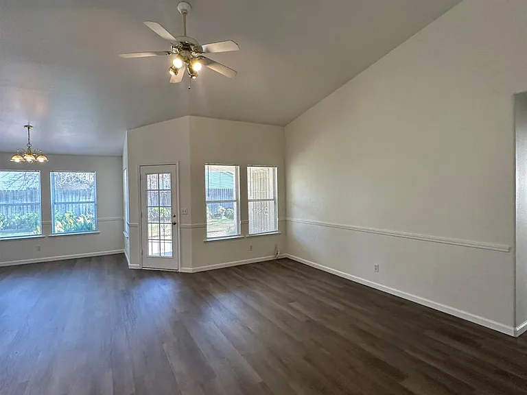 6678 N Western Ave — Photo 4