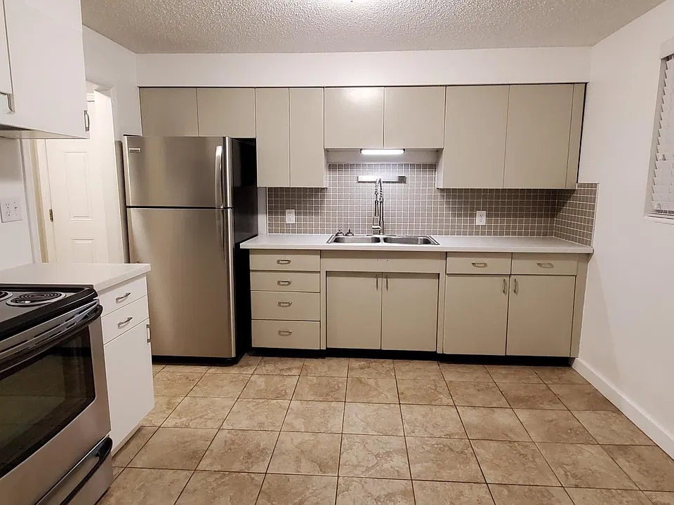 154 E Wentworth Ave #4