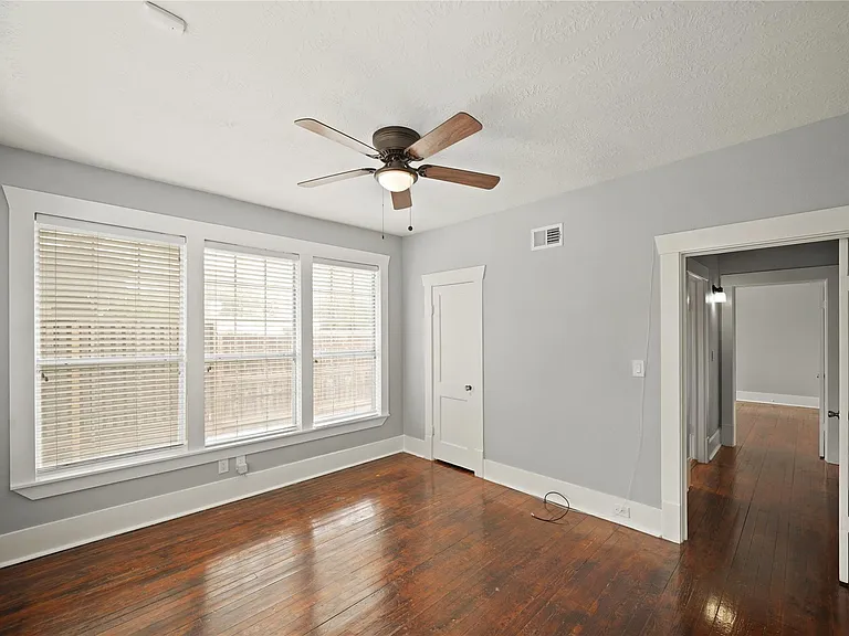 741 E 9th St — Photo 25