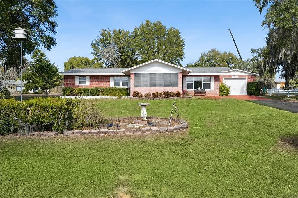 3 bed, 2.0 bath, 1724 sqft, $2,100 — Photo 1