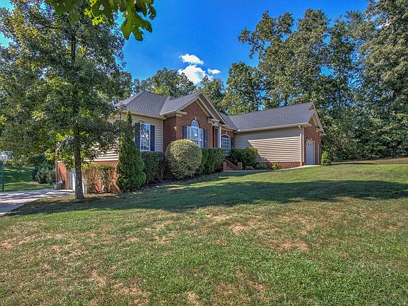 3rd image of 223 Hickory Crest Dr NE