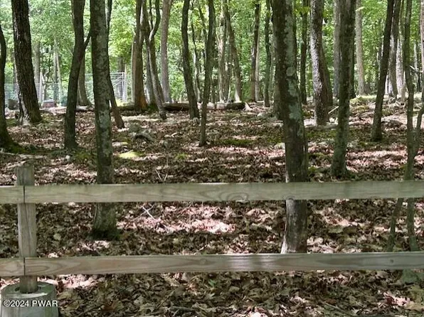 Locust Dr, Milford, PA 18337