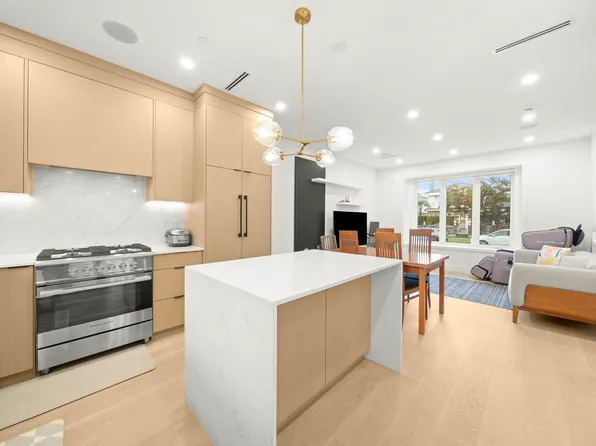 552 E 58th Ave, Vancouver, BC V5X 1V6