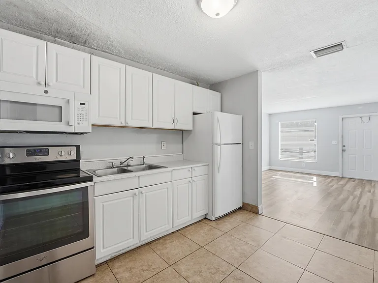 2001 A E Isaacs Ave #2007 — Photo 1