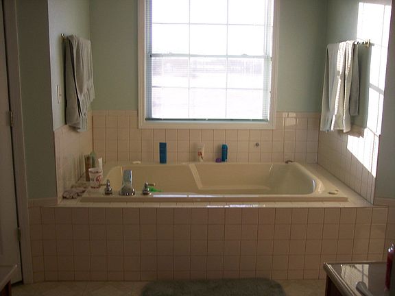 Jacuzzi & Stand-Up Shower