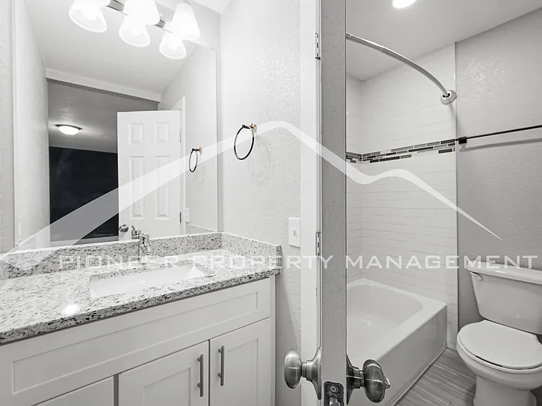 1827 Quail St #10 — Photo 15
