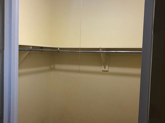 Walk-in closet 2