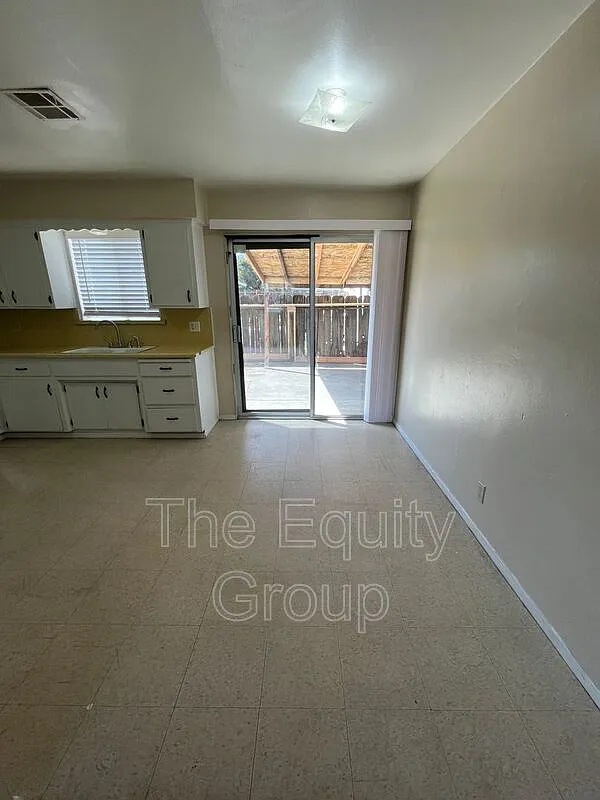 3 bed, 2.0 bath, 925 sqft, $1,300 — Photo 3