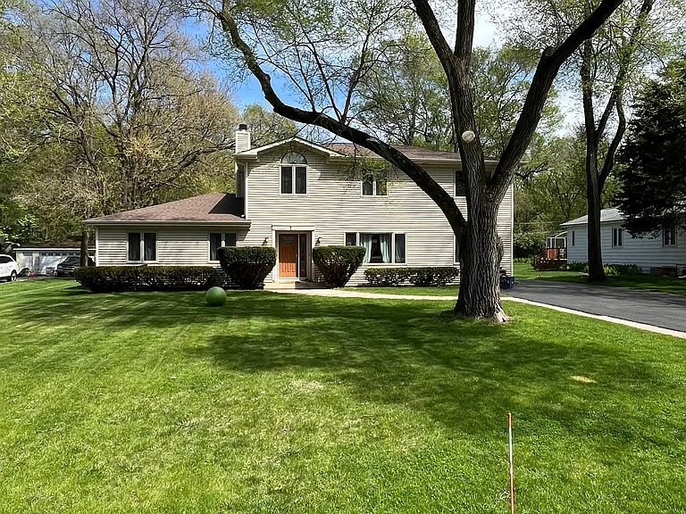 7915 Howard Ave — Photo 2