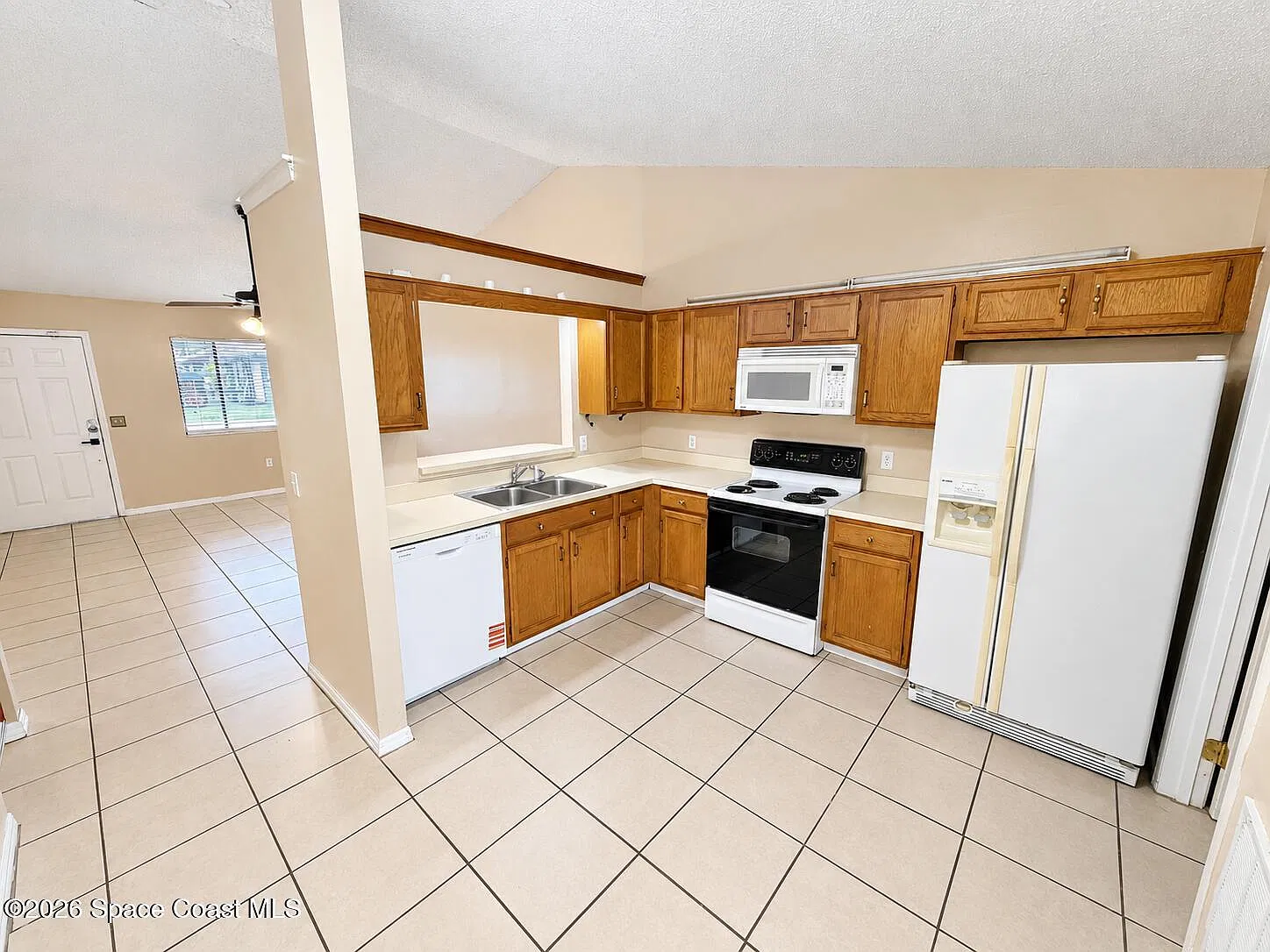 2 bed, 2.0 bath, 900 sqft, $1,200 — Photo 2