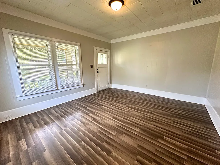 706 Cherokee St — Photo 2