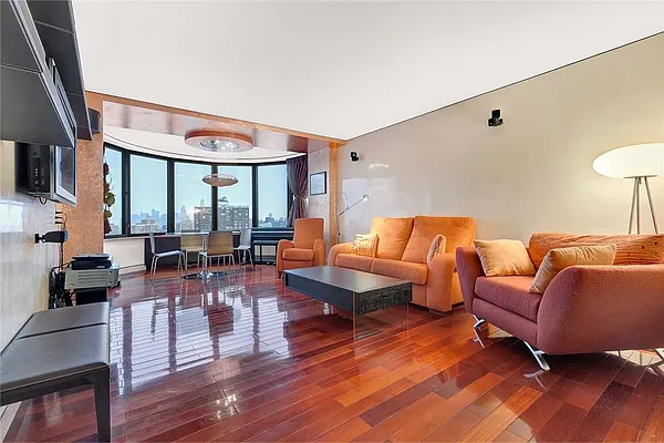 Rented by R New York | media 23