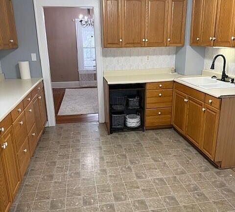 5th image of 150 Curtis Ct