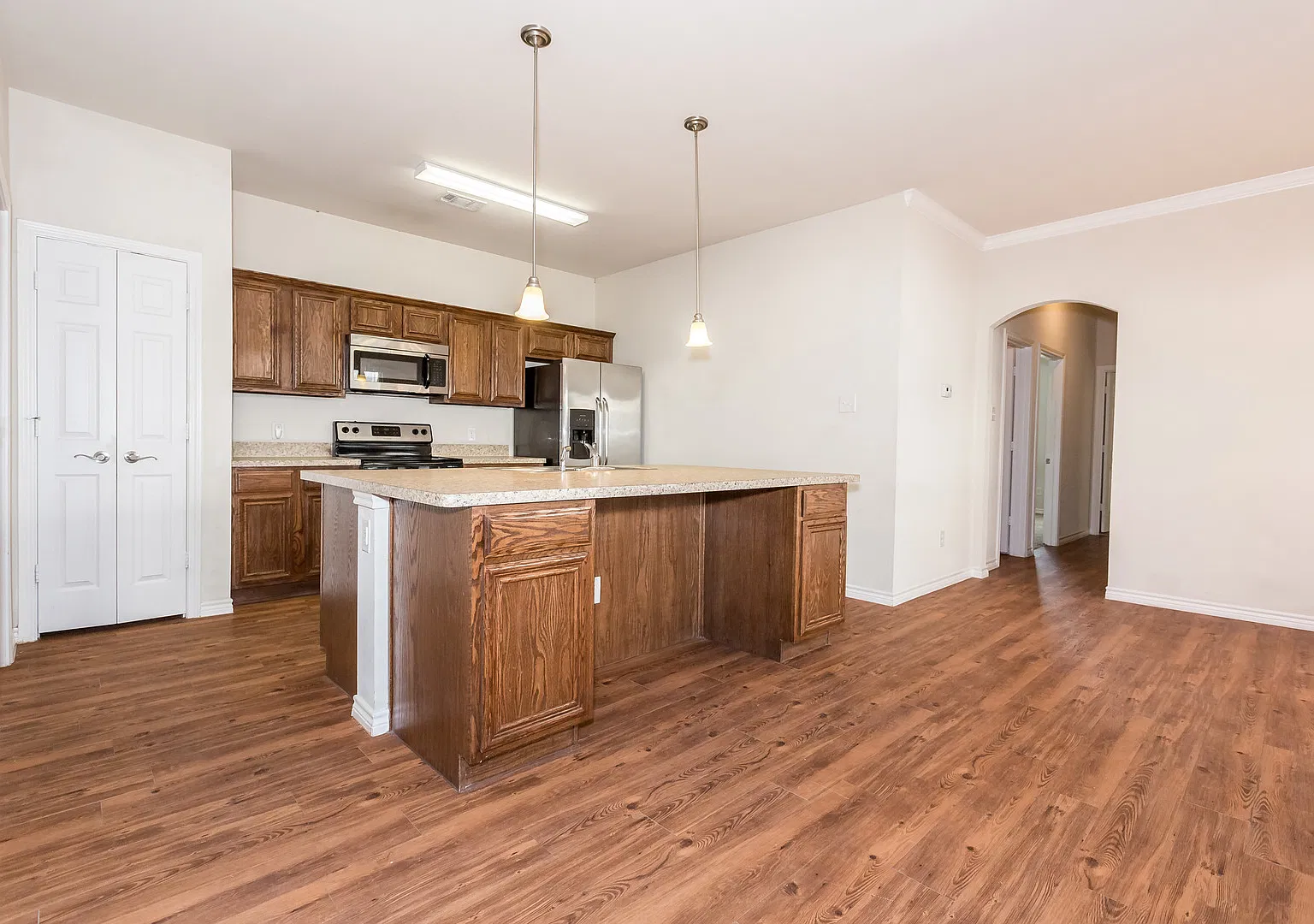 Great 3 bed/2 bath Home Backing onto Holland Park Recreation Area/Trail!! — Photo 1