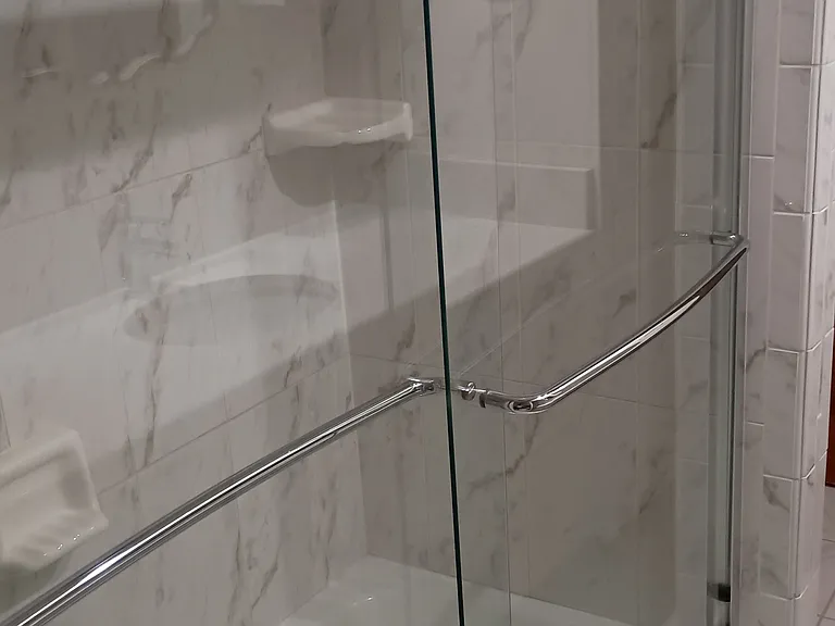Bathroom (2nd floor)