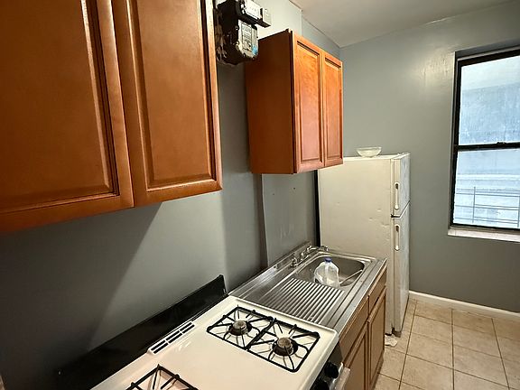 3rd image of 2604 Bainbridge Ave #E