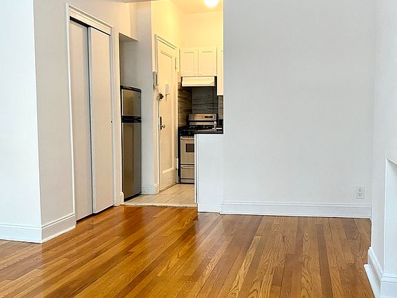 3rd image of 1322 2nd Ave APT 2A