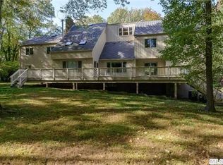 16 Woodfield Ln, Glen Head, NY 11545