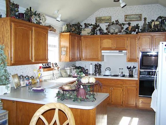 Kitchen w/tons of cabinets