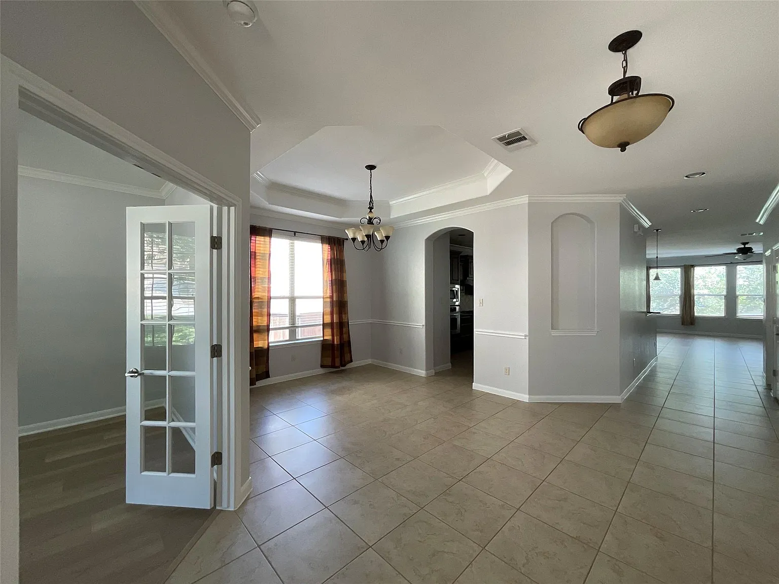 4 bed, 2.5 bath, 2523 sqft, $2,500 — Photo 4