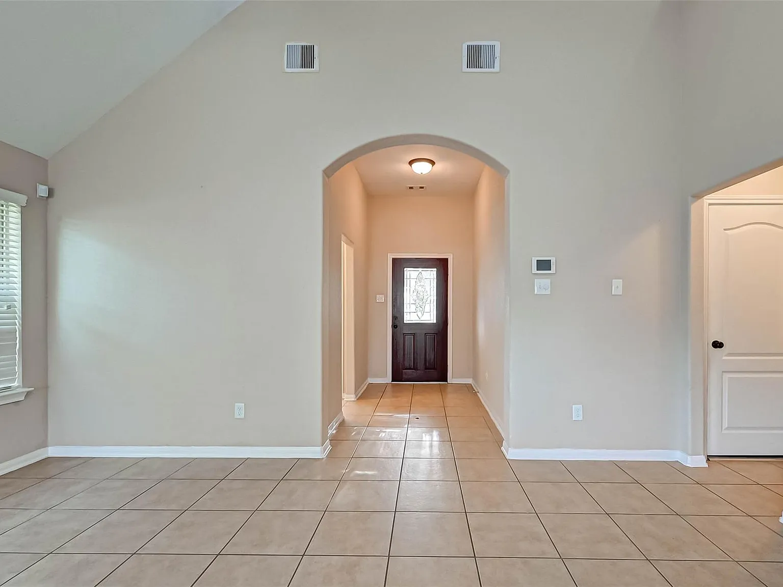 4 bed, 2.5 bath, 2119 sqft, $2,300 — Photo 4