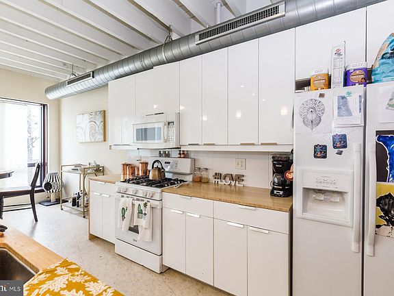3rd image of 2520-22 E Hagert St #2
