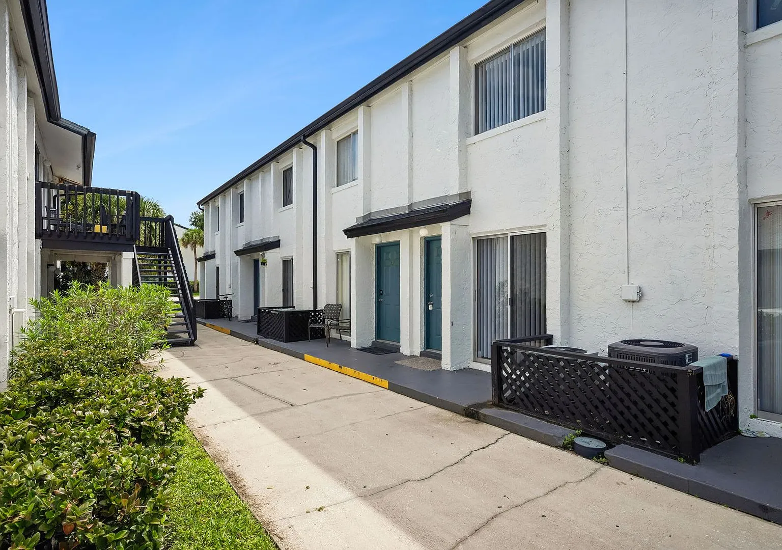 Spacious Two-Story 1BR/1.5BA Condo Near MCO — Photo 2