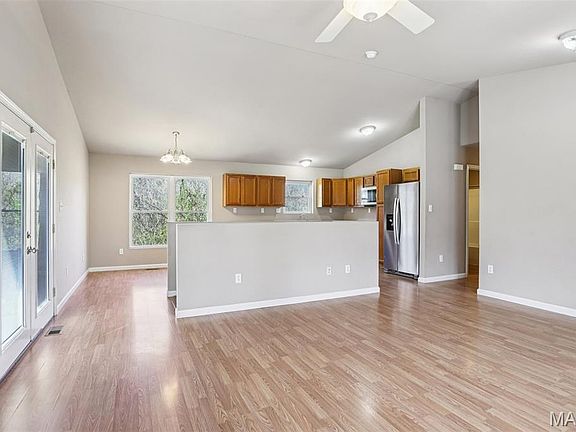 5th image of 600 W Clement St