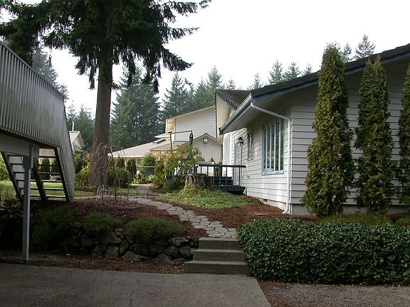 Back yard entrance from driveway