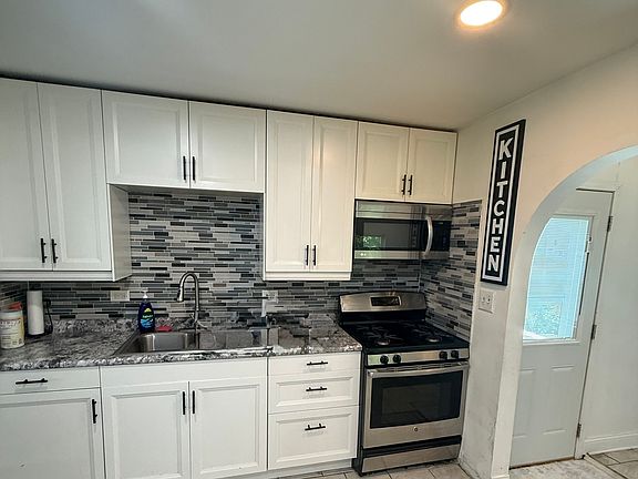 4th image of 336 Hemlock Ave