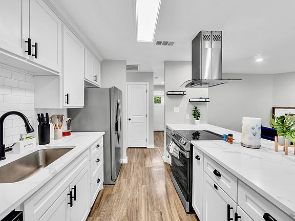 5th image of 1005 Cambridge Dr