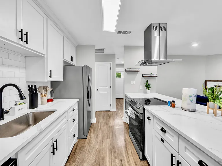 1005 Cambridge Dr — Photo 5